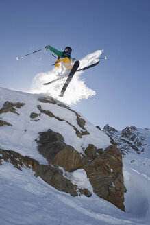 Austria, Tyrol, Pitztal, Mature man doing freestyle skiing - FFF001223