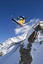 Österreich, Tirol, Pitztal, Älterer Mann beim Freestyle-Skifahren - FFF001161