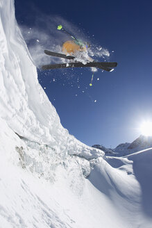 Österreich, Tirol, Pitztal, Älterer Mann beim Freestyle-Skifahren - FFF001224