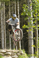 Deutschland, Bayern, Chiemgau, Samerberg, Mann macht Stunt mit Mountainbike - FFF001225