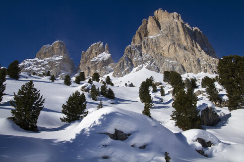 Italien, Dolomiten, Langkofel, Blick auf Fels und Schnee im Winter - FFF001162