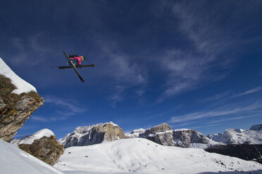 Italy, Sella, Dolomites, Man doing freestyle skiing - FFF001163