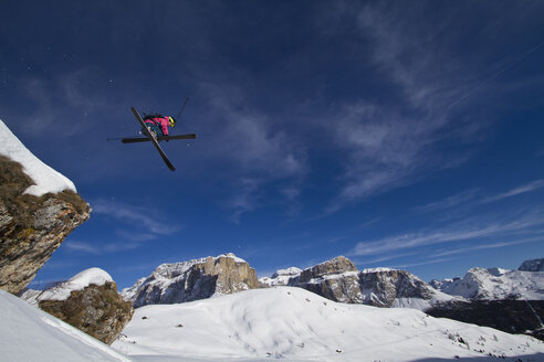 Italien, Sella, Dolomiten, Mann beim Freestyle-Skifahren - FFF001163