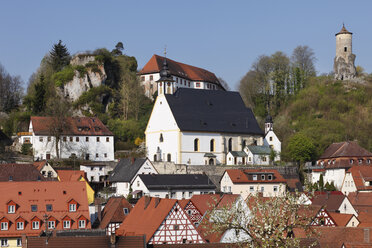 Germany, Bavaria, Franconia, Upper Franconia, Franconian Switzerland, Waischenfeld, View of houses and castle on top of hil - SIEF001490