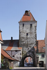 Deutschland, Bayern, Oberpfalz, Freystadt, Blick auf das Stadttor - SIEF001506