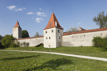 Deutschland, Bayern, Oberpfalz, Berching, Ansicht der Stadtmauer mit Frauenturm und Biersiederturm - SIEF001513