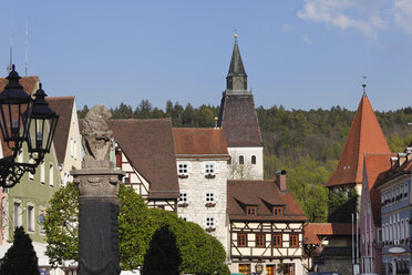 Deutschland, Bayern, Oberpfalz, Berching, Pettenkoferplatz, Blick auf den Stadtplatz - SIEF001514