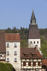 Deutschland, Bayern, Oberpfalz, Berching, Blick auf St. Lorenz Kirche und Stadttor - SIEF001515