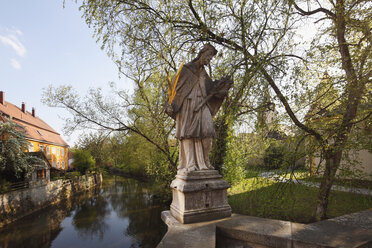 Deutschland, Bayern, Oberpfalz, Berching, Blick auf die Statue des Heiligen Nepomuk auf der Brücke am Fluss - SIEF001516