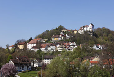 Deutschland, Bayern, Franken, Oberfranken, Fränkische Schweiz, Egloffstein, Blick auf Häuser am Berg - SIEF001527