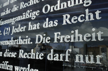 Europa, Deutschland, Berlin, Nahaufnahme der deutschen Verfassung auf Glas vor dem Bundestag geschrieben - ESF000002
