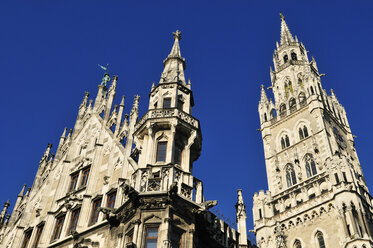 Europa, Deutschland, Bayern, München, Blick auf das neugotische Rathaus bei klarem Himmel - ESF000004