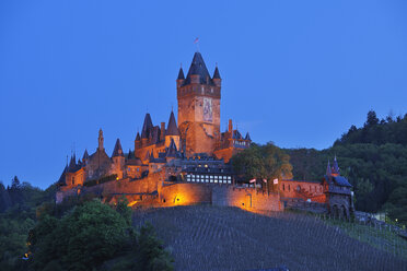 Deutschland, Rheinland-Pfalz, Cochem, Mosel, Blick auf die beleuchtete Burg Cochem in der Abenddämmerung - RUEF000709