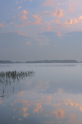 Deutschland, Mecklenburg-Vorpommern, Mecklenburger Seenplatte, Plau am See, Blick auf Sonnenuntergang am See - RUEF000702
