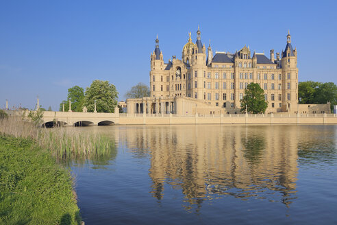 Deutschland, Mecklenburg-Vorpommern, Schwerin, Blick auf die Spiegelung des Schweriner Schlosses - RUEF000685