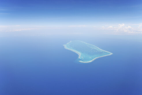 Lateinamerika, Karibisches Meer, Belize, Luftaufnahme eines Atolls mit Korallenriff - RUEF000668