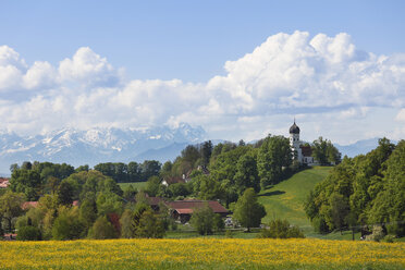 Deutschland, Bayern, Oberbayern, Münsing, Holzhausen, Blick auf Landschaft mit Alpen und Zugspitze - SIEF001571