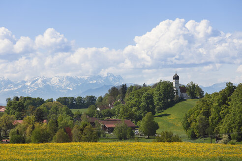 Deutschland, Bayern, Oberbayern, Münsing, Holzhausen, Blick auf Landschaft mit Alpen und Zugspitze - SIEF001571