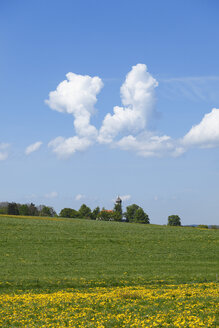 Deutschland, Bayern, Oberbayern, Münsing, Holzhausen, Blick auf Kirche in der Ferne mit Wiesenlandschaft - SIEF001562