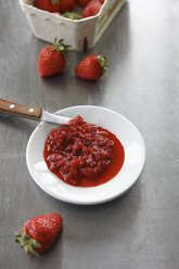 Nahaufnahme von Erdbeer-Relish mit Erdbeeren - KSWF000720