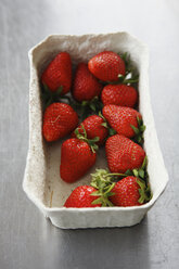 Nahaufnahme von Erdbeeren im Karton - KSWF000719