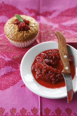 Nahaufnahme eines Muffins mit Erdbeerkuchenrelish, lizenzfreies Stockfoto