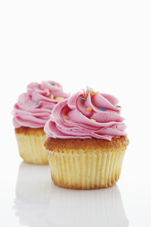 Nahaufnahme von Buttercreme Erdbeere Cupcake gegen weißen Hintergrund - CSF015014