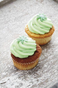 Nahaufnahme von Waldmeister-Cupcakes mit Buttercreme - CSF014953