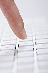 Nahaufnahme des Fingers einer Frau, der auf die Tastatur zeigt - TSF000247