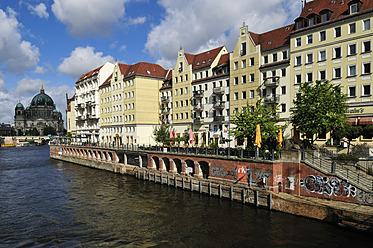 Europa, Deutschland, Berlin, Nikolaiviertel, Blick auf Gebäude nahe der Spree - ESF000028