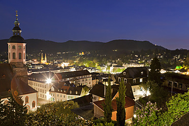 Deutschland, Baden-Württemberg, Baden-Baden, Schwarzwald, Blick auf Stiftskirche mit Stadtbild bei Nacht - WDF000950