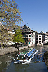 Frankreich, Elsass, Straßburg, Petite-France, Blick auf ein Ausflugsboot auf dem Fluss L'ill - WDF000930