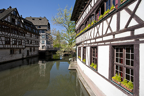 Frankreich, Elsass, Straßburg, Petite-France, Blick auf Fachwerkhäuser am Fluss L'ill - WDF000928