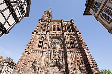 Frankreich, Elsass, Straßburg, Blick auf die Kathedrale Notre Dame mit Fachwerkhäusern - WDF000924