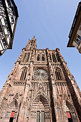 Frankreich, Elsass, Straßburg, Blick auf die Kathedrale Notre Dame mit Fachwerkhäusern - WDF000923