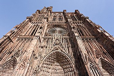 Frankreich, Elsass, Straßburg, Blick auf die Kathedrale Notre Dame mit verzierter Tür - WDF000922