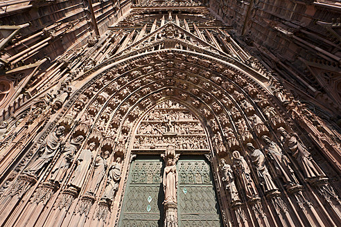 Frankreich, Elsass, Straßburg, Blick auf die Kathedrale Notre Dame mit verzierter Tür - WDF000921