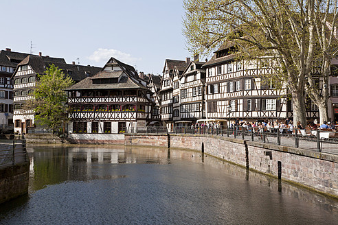 Frankreich, Elsass, Straßburg, Petite-France, Place Benjamin Zix, Blick auf Fachwerkhäuser am Fluss L'ill - WDF000920