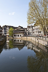 Frankreich, Elsass, Straßburg, Petite-France, Place Benjamin Zix, Blick auf Fachwerkhäuser am Fluss L'ill - WDF000919