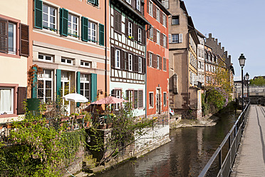 Frankreich, Elsass, Straßburg, Petite-France, Blick auf schöne Häuser mit Steg am Fluss L'ill - WDF000918