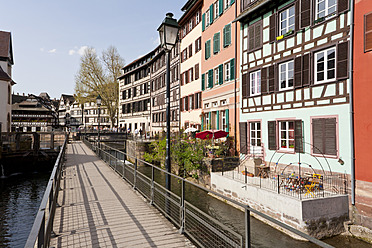Frankreich, Elsass, Straßburg, Petite-France, Blick auf schöne Fachwerkhäuser mit Fußgängerbrücke am Fluss L'ill - WDF000917