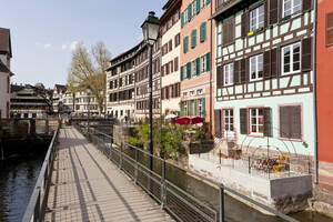 Frankreich, Elsass, Straßburg, Petite-France, Blick auf schöne Fachwerkhäuser mit Fußgängerbrücke am Fluss L'ill - WDF000917
