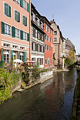 Frankreich, Elsass, Straßburg, Petite-France, Blick auf schöne Fachwerkhäuser am Fluss L'ill - WDF000916