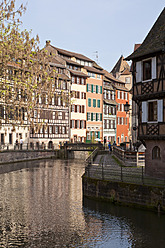 Frankreich, Elsass, Straßburg, Petite-France, Blick auf Fachwerkhäuser am Fluss L'ill - WDF000914