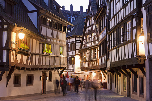 Frankreich, Elsass, Straßburg, Petite-France, Blick auf Restaurants, Tavernen und Fachwerkhäuser - WDF000951