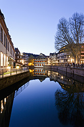 Frankreich, Elsass, Straßburg, Petite-France, Fluss L'ill, Blick auf den Place Benjamin Zix bei Nacht - WDF000952