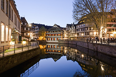 Frankreich, Elsass, Straßburg, Petite-France, Fluss L'ill, Blick auf den Place Benjamin Zix bei Nacht - WDF000953