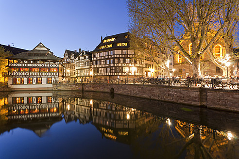 Frankreich, Elsass, Straßburg, Petite-France, Fluss L'ill, Blick auf den Place Benjamin Zix bei Nacht - WDF000954