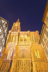 Frankreich, Elsass, Straßburg, Blick auf die Kathedrale Notre Dame und Fachwerkhäuser bei Nacht - WDF000955