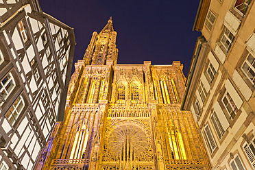 Frankreich, Elsass, Straßburg, Blick auf die Kathedrale Notre Dame und Fachwerkhäuser bei Nacht - WDF000908